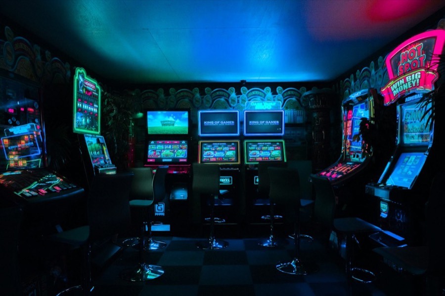 Sala giochi con slot machine